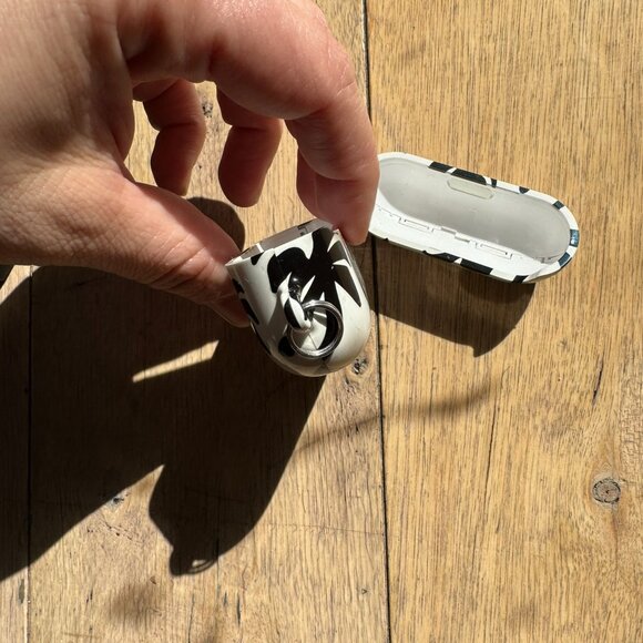 Burga Paraiso AirPods Pro Case - Fashionable Protection (1st Gen) - Picture 9 of 10